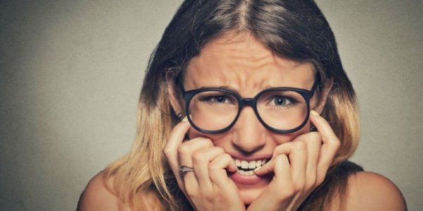 kaygılı uyumsuz kadın