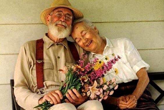 mutlu yaşlı çift