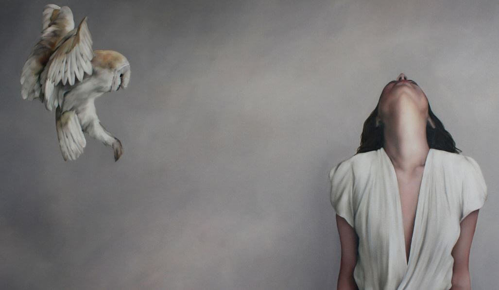 yukarıya bakan kadın ve baykuş