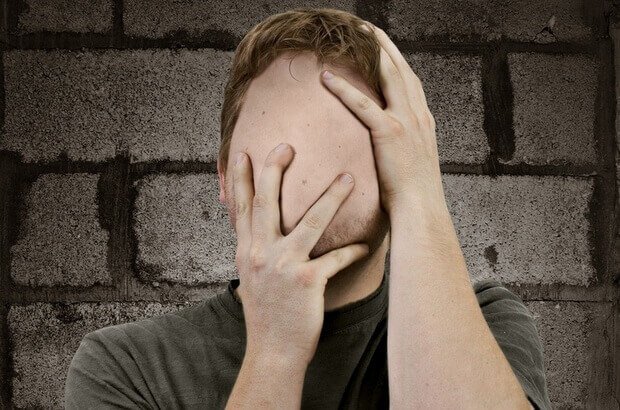 yüzsüz adam elleri kafasında