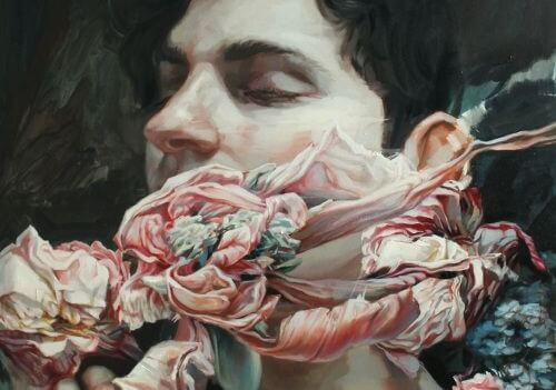 ağzı çiçeklerle kapanmış adam