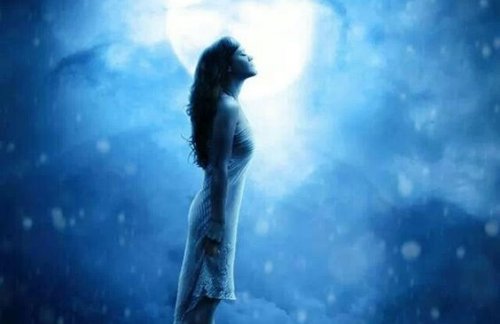 ay ışığında kadın