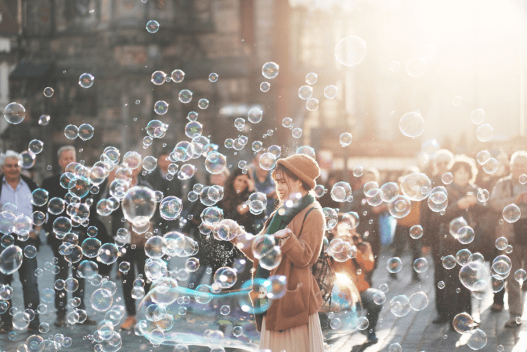 sokakta baloncuklarla oynayan kadın