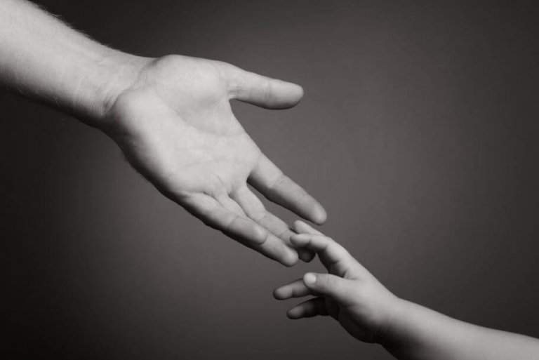 çocuğun elini tutan yetişkin