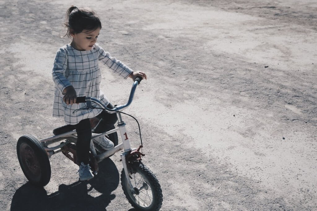 bisiklet süren küçük kız çocuğu