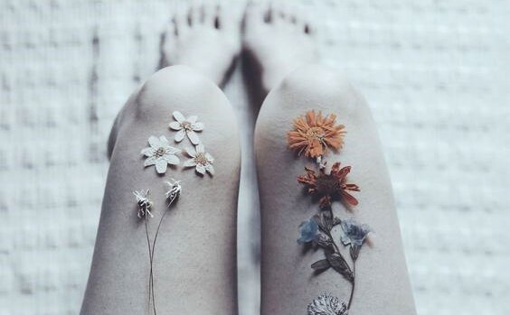 bacaklarda dizilmiş çiçekler