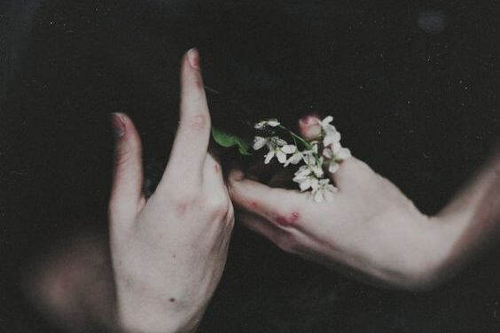 çiçek tutan eller