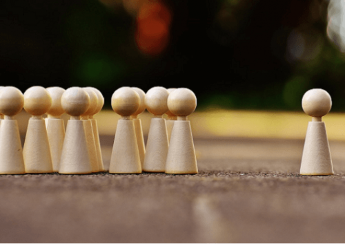 diğerlerinden ayrı kalmış piyon