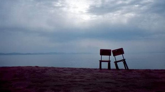 deniz kenarındaki sandalyeler