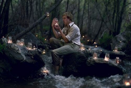 ormanda ışıklar ve adam