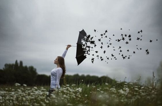 kadının şemsiyesi yapraklara dönüşmüş