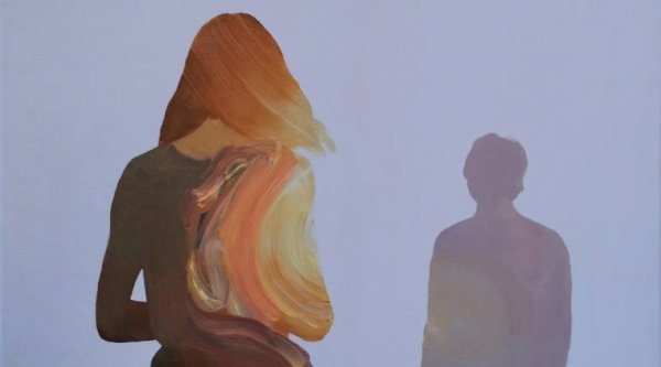 kadının arkasında duran adam