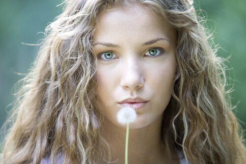 kara hindiba çiçeği üfleyen kadın