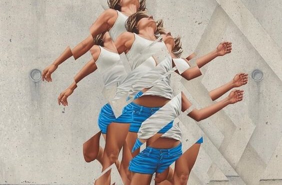 kesik kesik zıplayan kadın