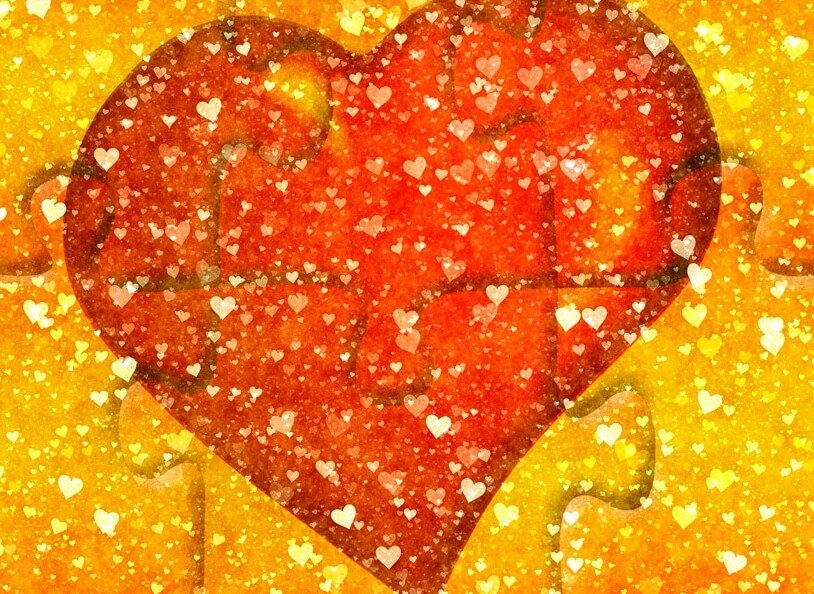 sarı duvar üzerine kırmızı kalp