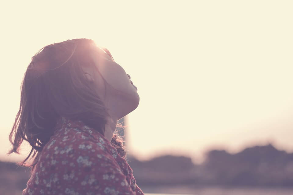 kız çocuğu yalnız başına oturmuş