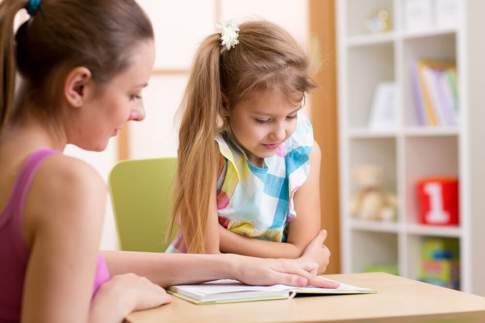 kızına öğreten anne