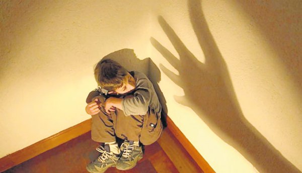 yerde oturan korkmuş çocuk