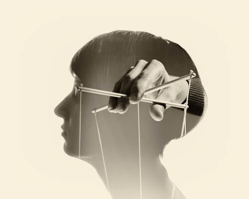 kafanın içinde kukla ipleri