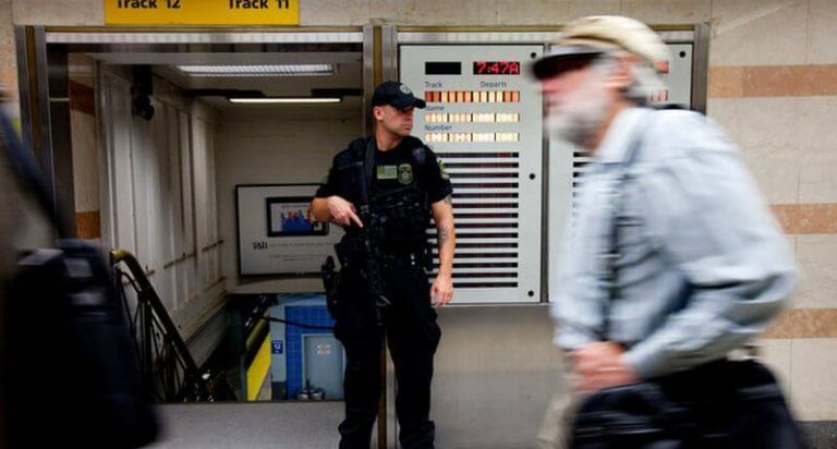 metrodaki güvenlik görevlisi