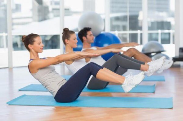 pilates yapan insanlar