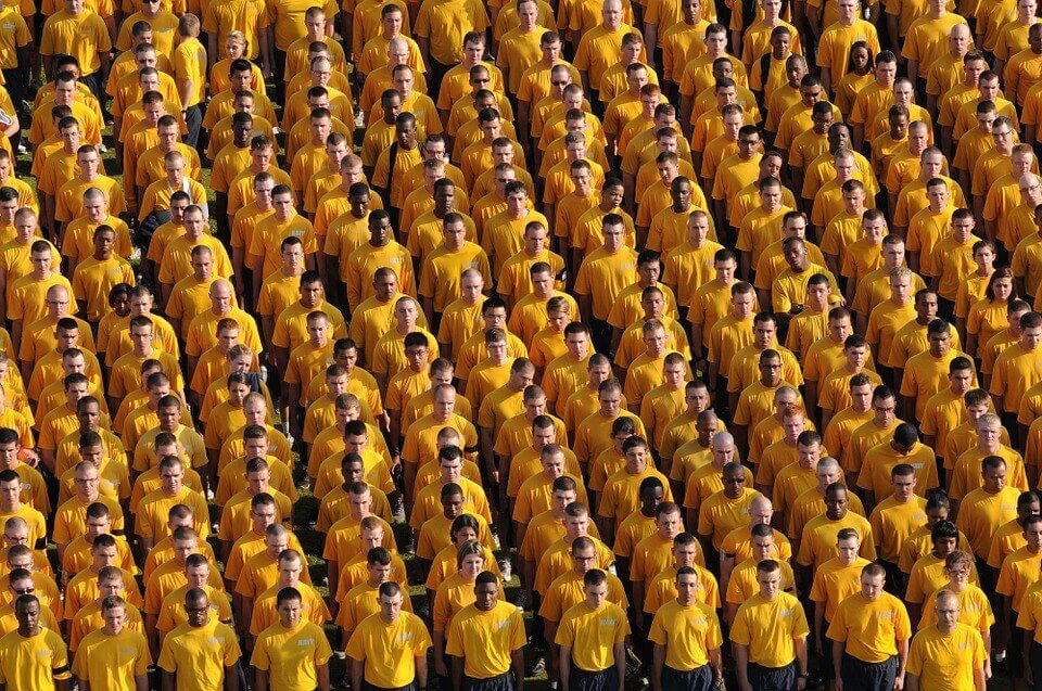sıraya dizilmiş sarı tişörtlü adamlar