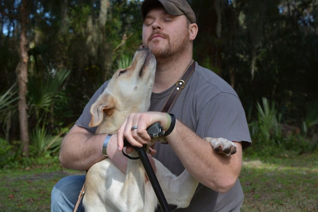 köpeğine sarılan adam