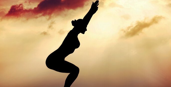 bulutlarda çalışan kadın