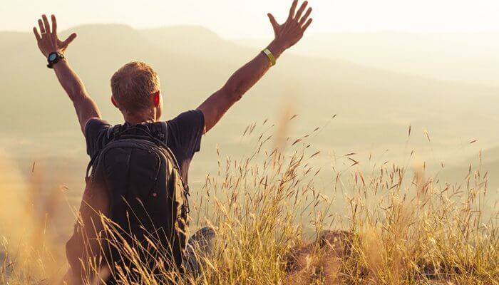 sırt çantalı özgür adam