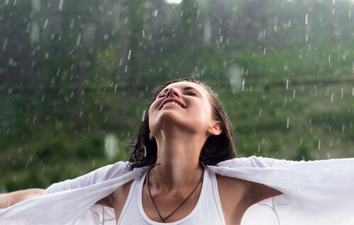 kadın yağmur altında mutlu
