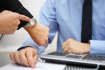 saate takan öfkeli kişi