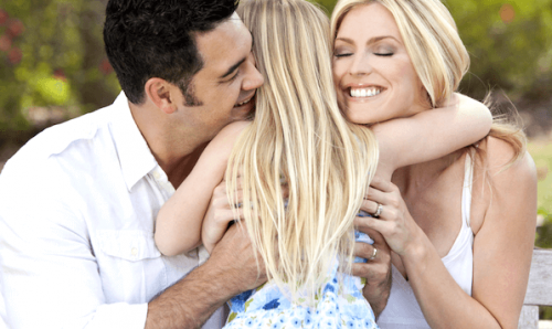 ebeveynlerine sarılan çocuk