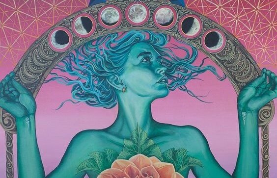 ayın altında saçları uçuşan kadın