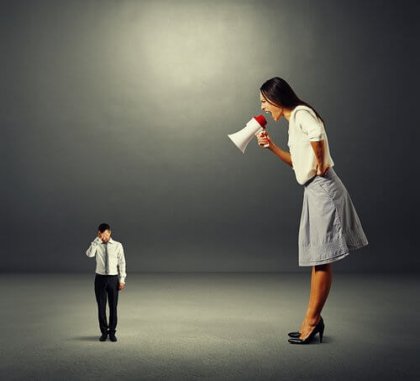 megafonla bağıran kadın