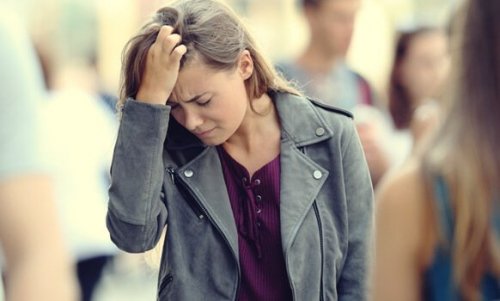 başını tutan endişeli kadın