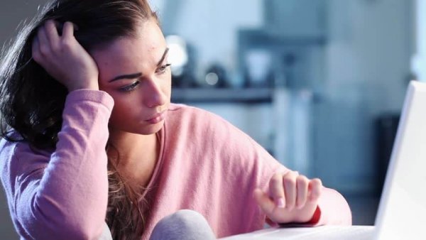 bilgisayarıyla ilgilenen kadın