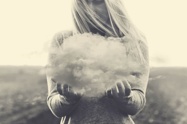 bulut tutan kadın