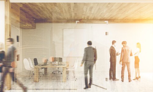 çalışma ortamında ayakta insanlar