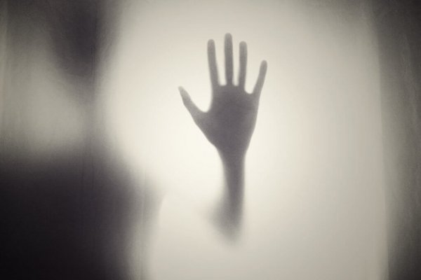 ışıktaki gölge el