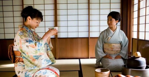 çay seremonisi sırasında japonlar