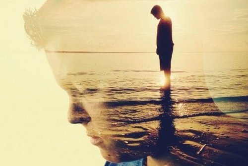 denizin içinde genç çocuk gün batımı