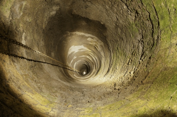 derin kuyunun içten görünümü