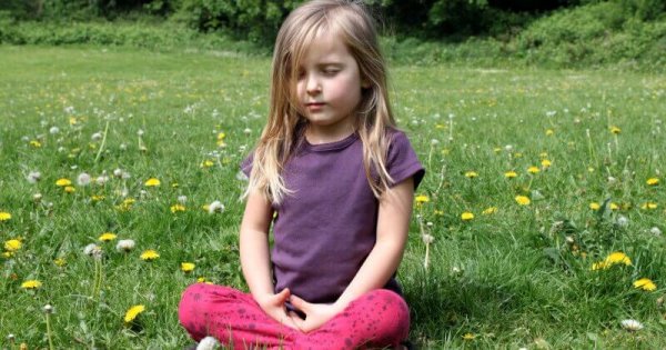 meditasyon yapan minik kız