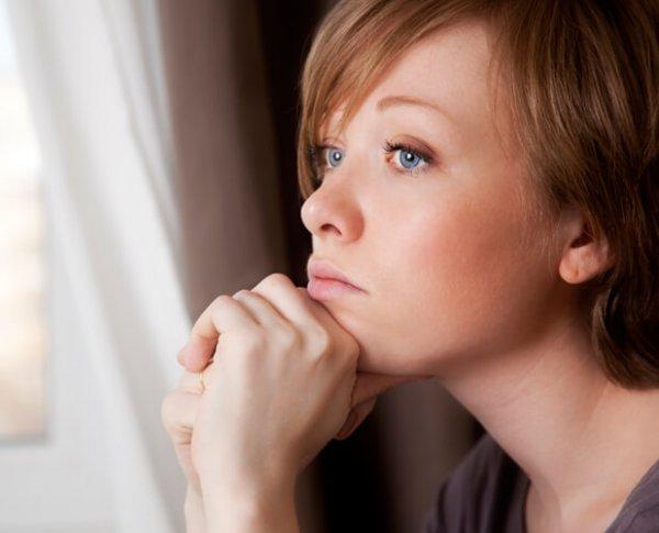 düşünen endişeli kadın