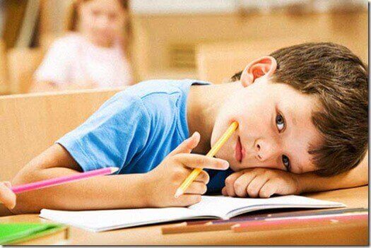 defter üstünde düşünen çocuk