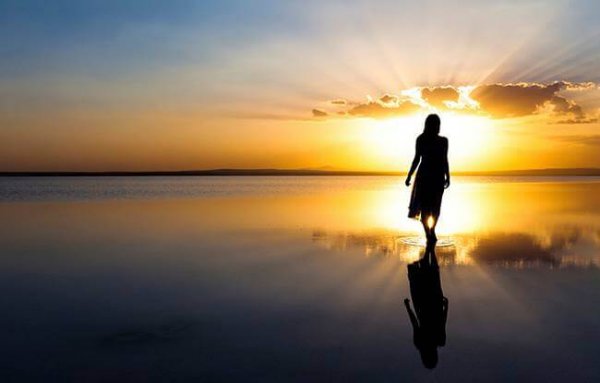 gün batımında suda yürümek