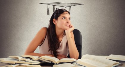 mezuniyet düşünen kadın