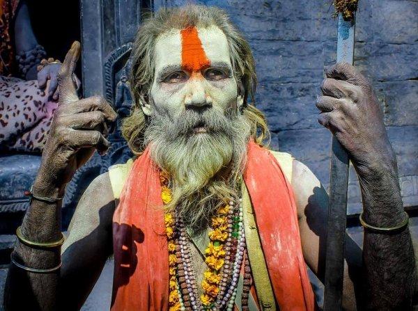 yaşlı ve kolyeli Hindu adam