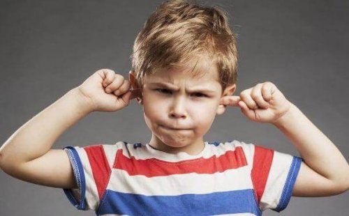 kulaklarını tıkayan çocuk