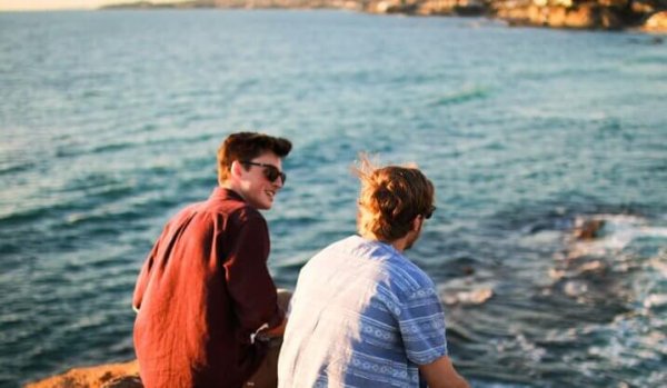 kıyıda oturan arkadaşlar